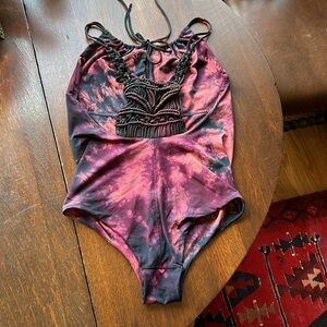 🇨🇴L Entreaguas scoop neck cutout tie front Unique tiedyed cheeky boho swimsuit